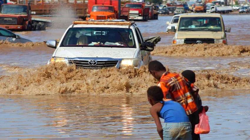 تضرر آلاف الأسر بالأمطار في ثماني عشرة محافظة وخسائر فادحة
