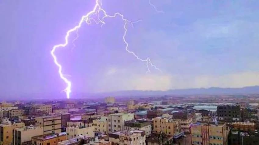 وفاة وإصابة 7 أشخاص إثر صواعق رعدية في أربع محافظات