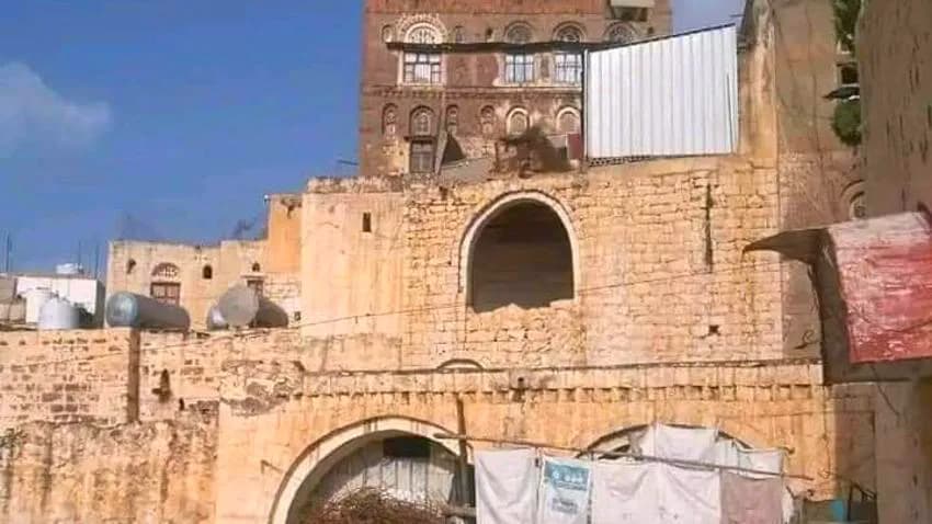 إب.. إصابة مسنة بإحراق منزل وحوثي يعبث بمسجد أثري