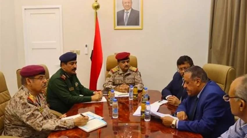 بعد أيام من اقتحام قصر معاشيق.. وزير الدفاع يلتقي اللجنة الأمنية العليا