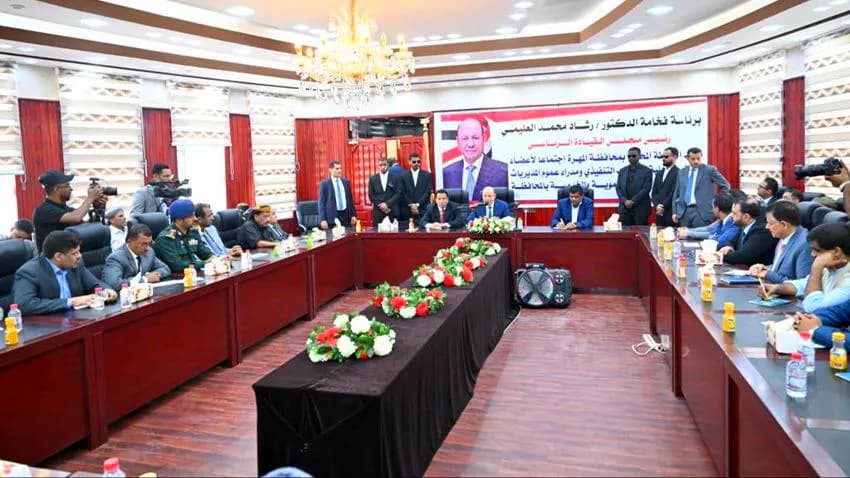 رئيس مجلس القيادة يلتقي قيادة وأعضاء المكتب التنفيذي بالمهرة