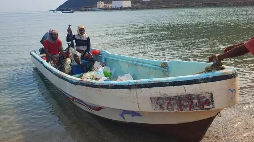 ضبط قارب يحمل أسلحة مهربة في باب المندب وإصابة طفلين بعبوة حوثية في حيس
