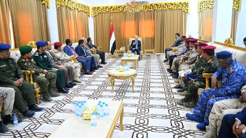 العليمي يجتمع باللجنة الأمنية والعسكرية في المهرة