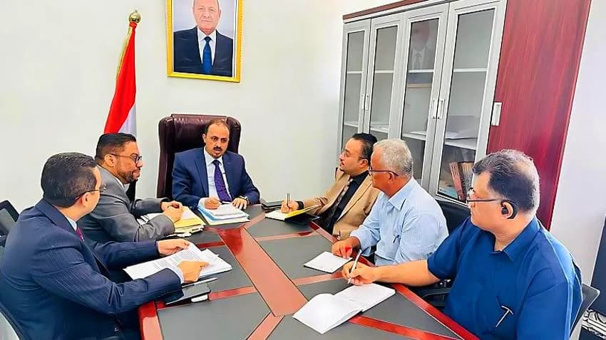 الحكومة تعد الصحفيين بتسهيلات كبيرة والانتقالي يواصل التضييق