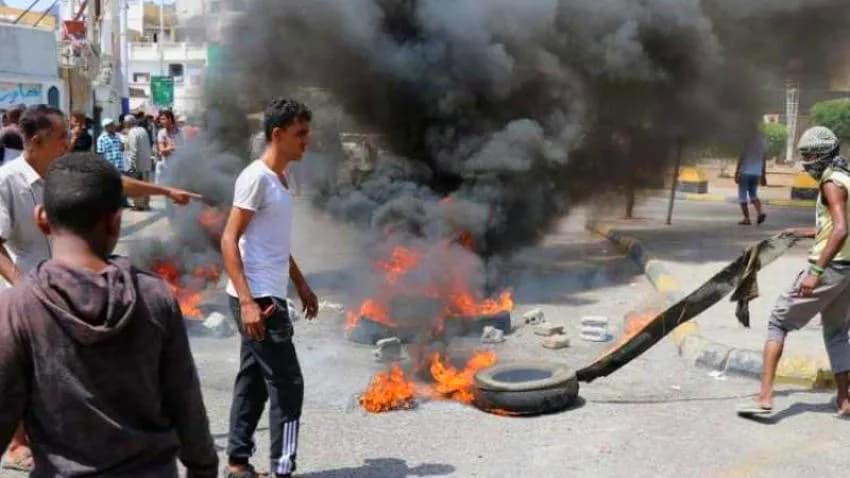 عدن: إصابة 3 محتجين برصاص قوات أمنية خرجوا للتنديد بانقطاع الكهرباء