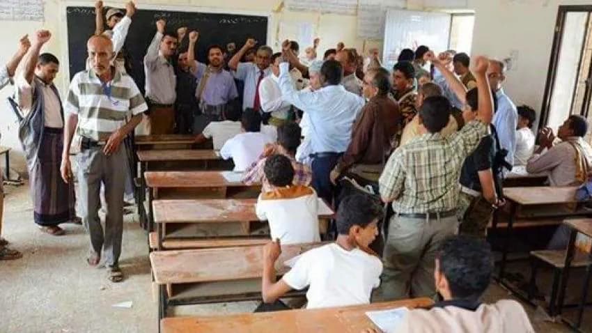 مليشيا الحوثي تقوم بإحلال الآلاف من عناصرها في المدراس بدلا عن المعلمين