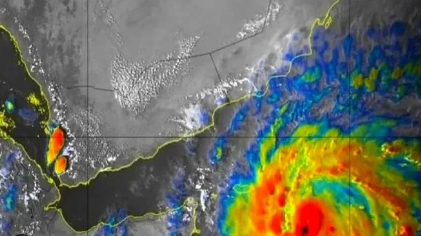 العليمي يصل إلى المهرة مع اقتراب إعصار تيج