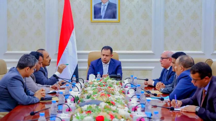 عدن.. الأمن ومعالجة آثار تيج في اجتماع لرئيس الحكومة مع محافظ حضرموت