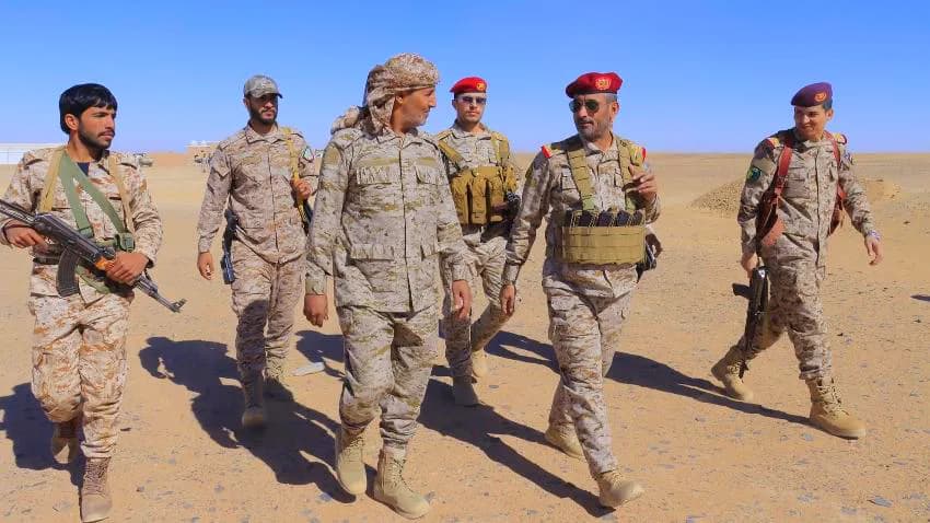رئيس أركان الجيش الوطني يدشن دورة تدريبية في الطيران المسير