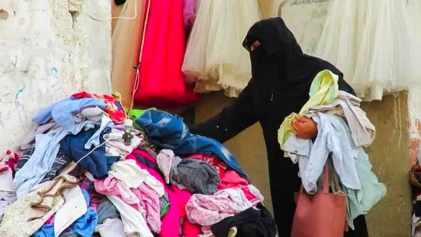 الشتاء في اليمن.. موسم لتصريف الملابس الرديئة والمستخدمة واستغلال حاجة الناس