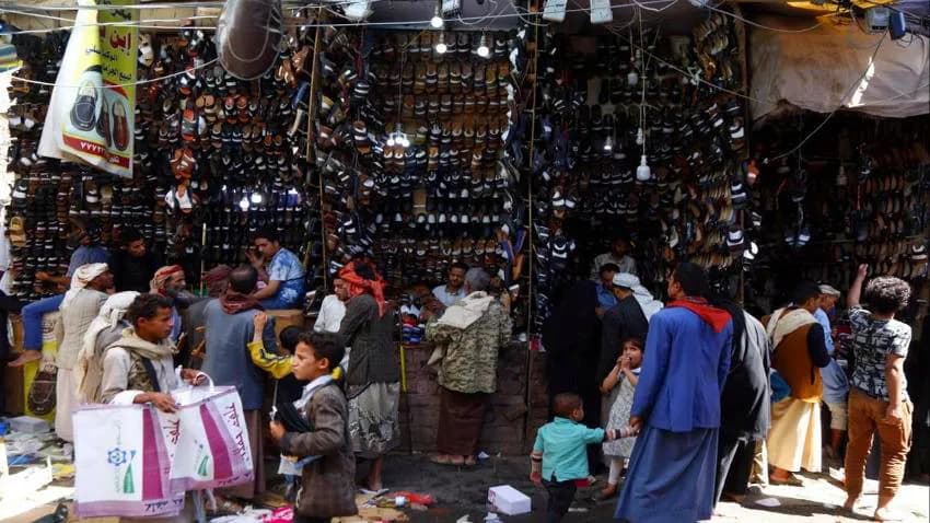 رغم أوجاع الحرب.. أسواق اليمن تكتظ بالناس لشراء مستلزمات العيد