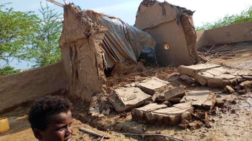 مصادر حكومية تحمّل الحوثيين مسؤولية غرق أحياء في الحديدة