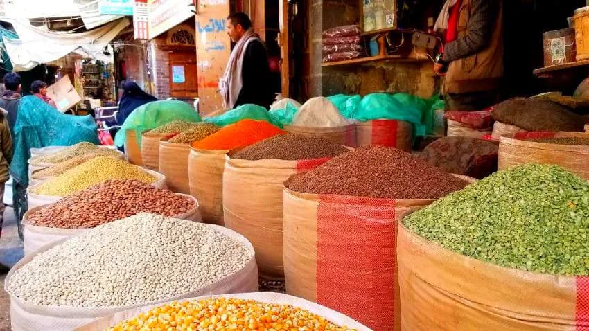 الحكومة توجه بمراقبة وضبط أسعار الغذاء والمضاربين بالعملة