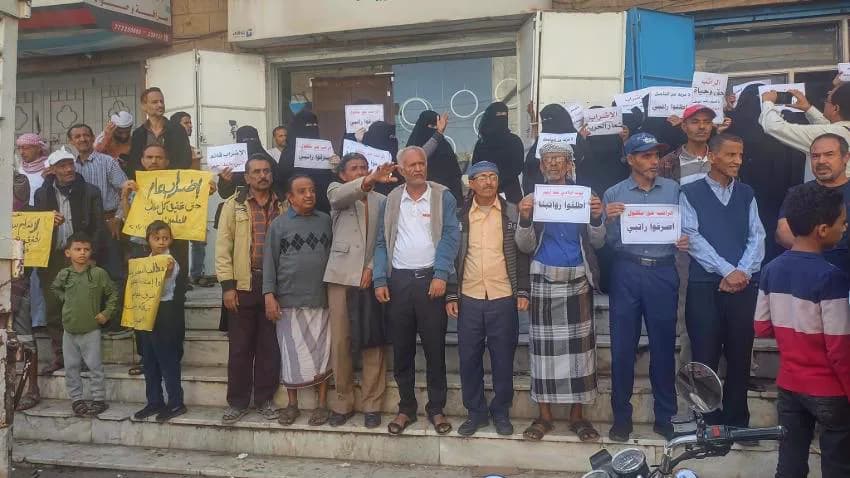 احتجاجات للمعلمين في تعز والمهرة تنديدا بتأخر صرف الرواتب