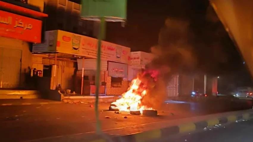 عدن.. احتجاجات شعبية للتنديد بالانقطاع المستمر للتيار الكهربائي