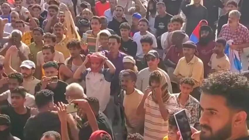 احتجاجات غاضبة في عدن وأبين نتيجة تردي الخدمات وقوة أمنية تطلق الرصاص لتفريق المتظاهرين
