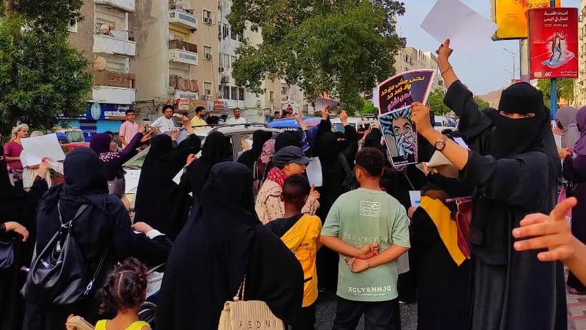 احتجاجات نسائية في عدن للمطالبة بتوفير الخدمات الأساسية والريال يواصل تراجعه مقابل العملات الأجنبية