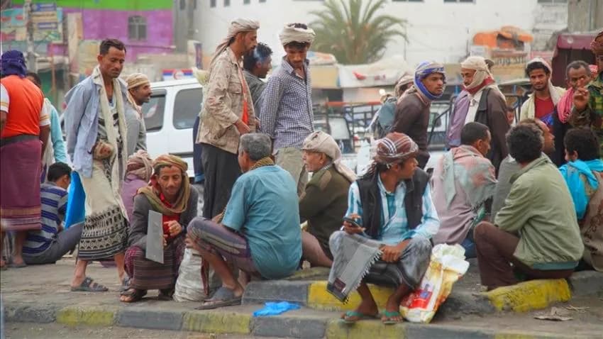 يوميات الانتظار على الأرصفة.. عمال اليمن بين شبح الجوع وأمل الرزق