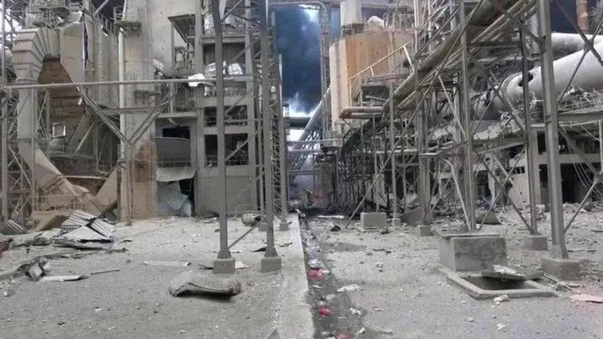 الحوثيون يعتقلون عشرات من موظفي أسمنت عمران لمنع مظاهرة تطالب بإعادة تشغيل المصنع