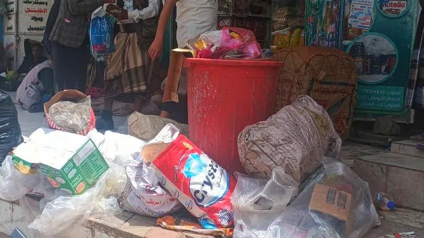 قيادي حوثي يقتحم صندوق النظافة في إب وسط أزمة تراكم القمامة واتهامات بنهب الإيرادات