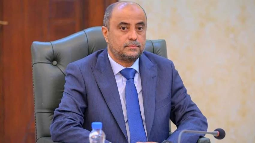 رئيس الحكومة يوجه بإغلاق الحسابات الحكومية في البنوك التجارية وشركات الصرافة ومنع التعامل بالعملة الأجنبية
