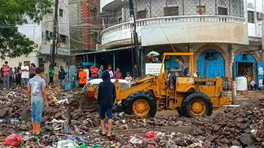 أمطار غزيرة وعواصف تضرب عدن والمكلا وتتسبب في أضرار واسعة