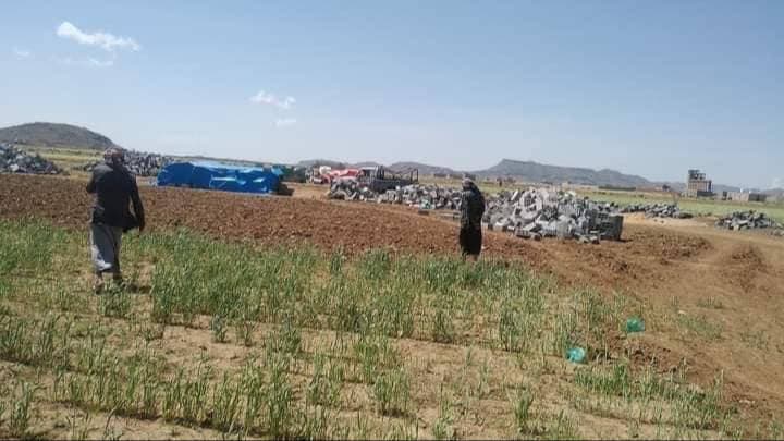 حملة حوثية جديدة لنهب الأراضي شمال صنعاء .. مسلحون يطوقون قرى ويصادرون مساحات زراعية شاسعة