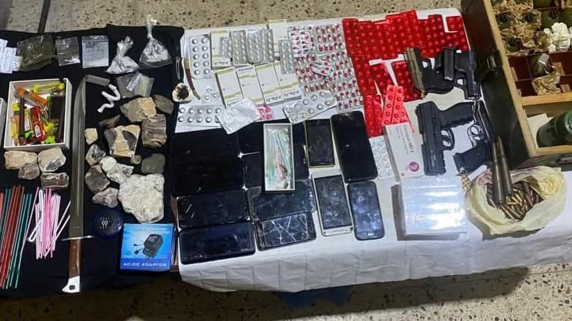 ضبط مروج مخدرات في المكلا وبحوزته أسلحة وقنابل