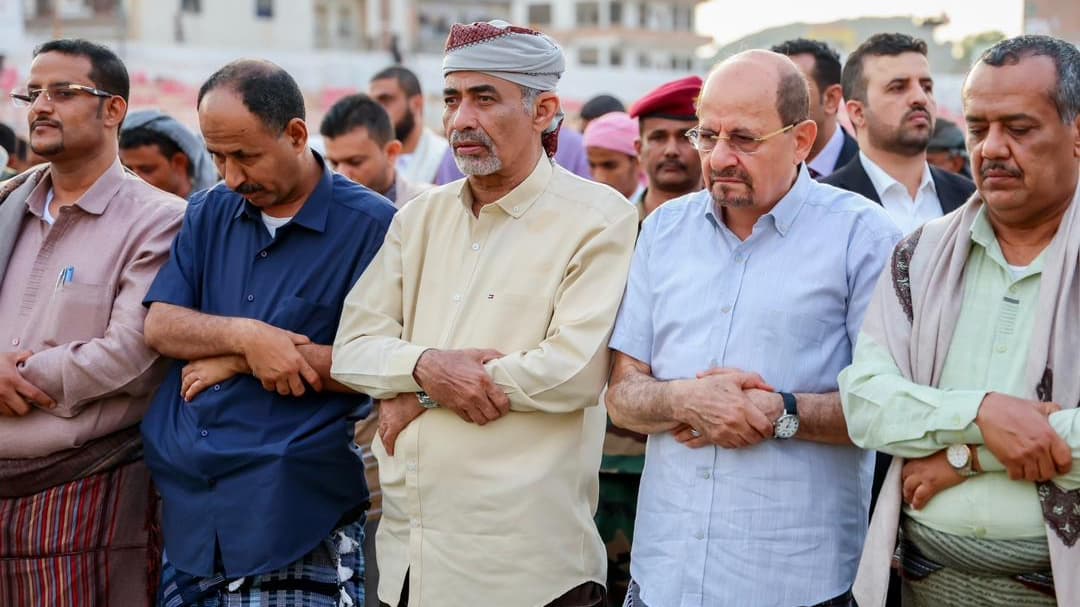 لأول مرة يغيب العليمي عنها.. الصبيحي والزنداني يؤديان صلاة العيد في العاصمة المؤقتة عدن