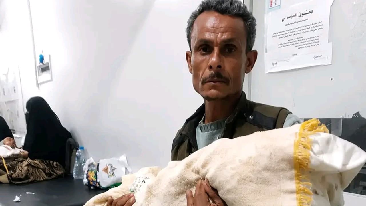 على خلفية قضية الطفلة "صفية".. السلطة المحلية بتعز توقف نائب مدير مكتب الصحة وتحيله للتحقيق