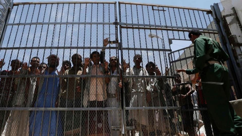 قيادي حوثي يقر بأوضاع مأساوية في سجون المليشيا بمحافظة الحديدة