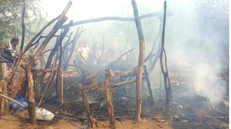 حريق يلتهم منزل أسرة نازحة في مخيم الدحيوي جنوبي الحديدة