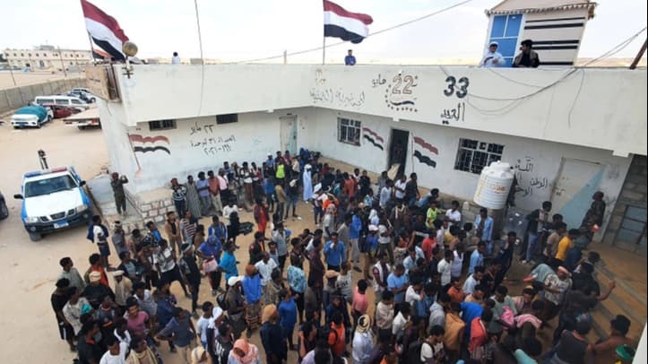 أمن المهرة يضبط متورطين بعمليات تهريب مهاجرين وممنوعات في شحن