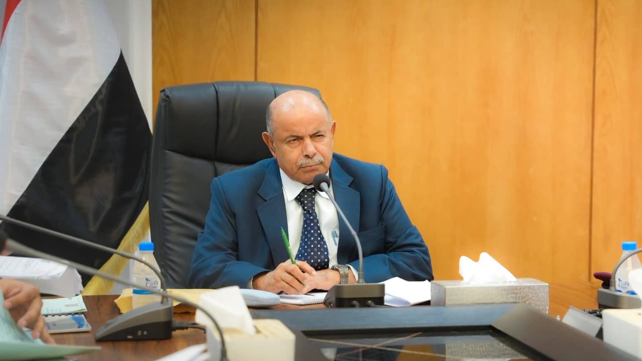 الخنبشي يدعو إلى رفع كفاءة الأداء وتحسين الخدمات في حضرموت