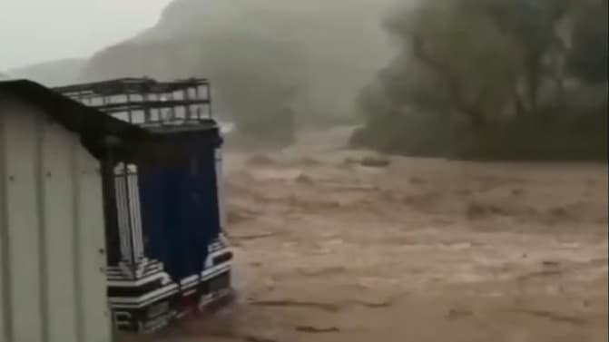 سيول تجرف عددا من البسطات والمركبات في وادي الضباب غربي تعز