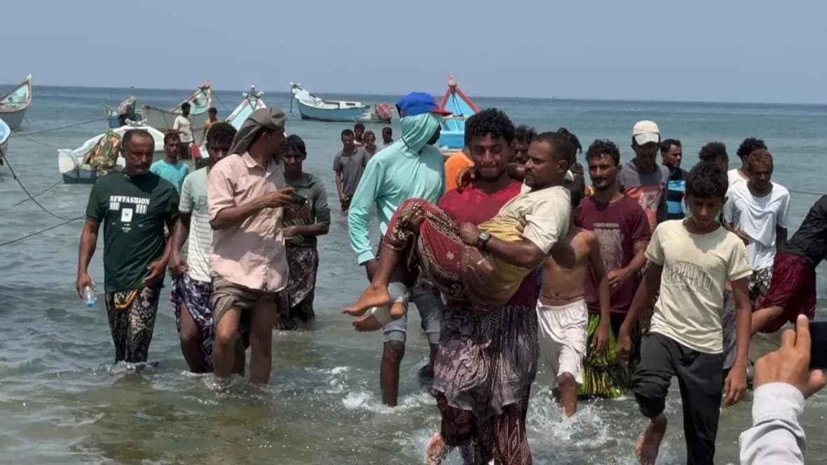 وصول أكثر من 120 صياداً إلى الخوخة بعد استهداف حوثي لمرساهم في جزيرة حنيش