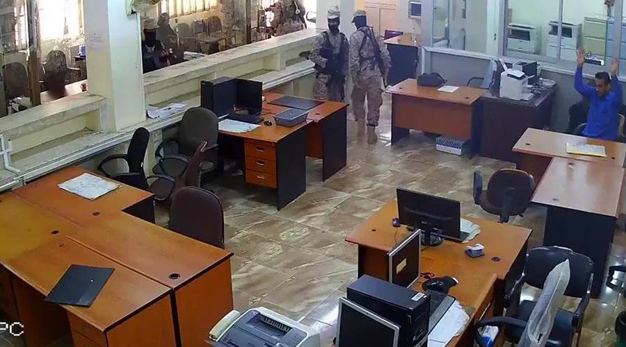 عصابة تسطو على مصرف بحي إنماء السكني في عدن ومقتل مسلح للحزام بدار سعد