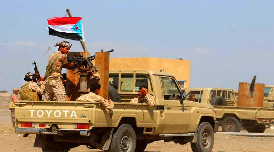 المجلس الانتقالي يدفع بتعزيزات وأسلحة إماراتية كبيرة باتجاه أبين
