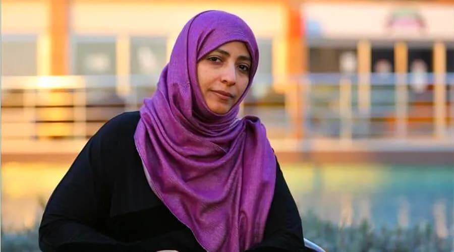 كرمان تعلن تكفلها بتوفير جميع كراسي طلاب مدرسة ثانوية تعز الكبرى