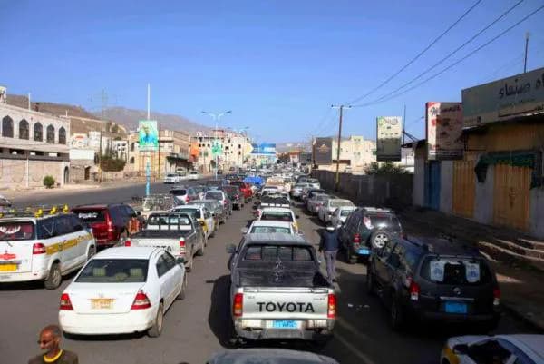 مليشيا الحوثي تصادر مشتقات نفطية من السوق السوداء وتعيد توزيعها على المحطات