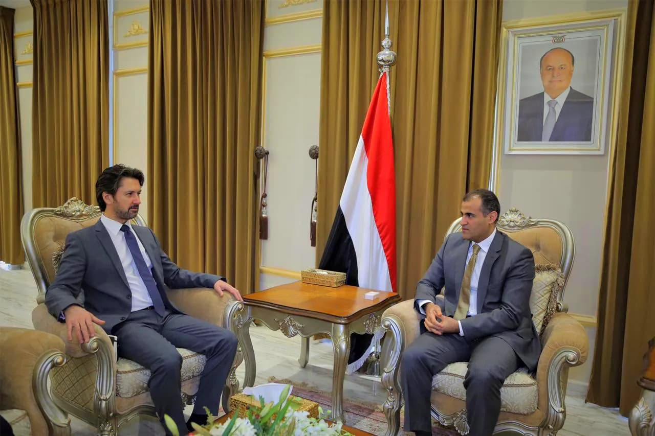 الحكومة تطالب الانتقالي بتمكين مدير أمن عدن من تنفيذ مهامه