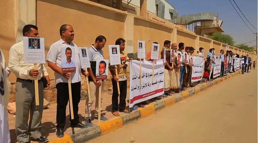 تبادل أسرى في أبين والجوف وأسر الصحفيين تنفذ وقفة احتجاجية بمأرب