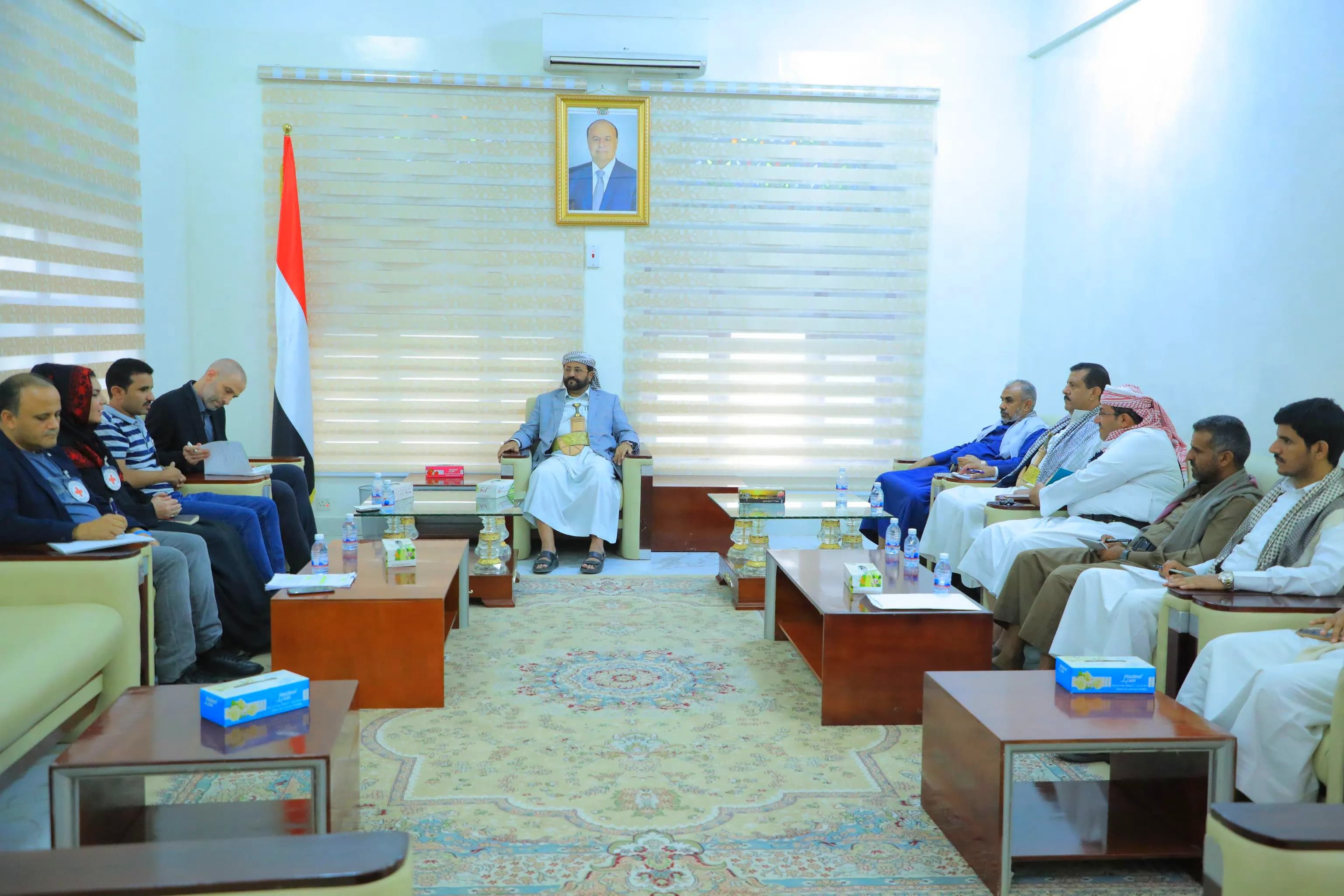 فريق من الصليب الأحمر يزور مأرب لبحث تنفيذ اتفاق تبادل الأسرى والمختطفين