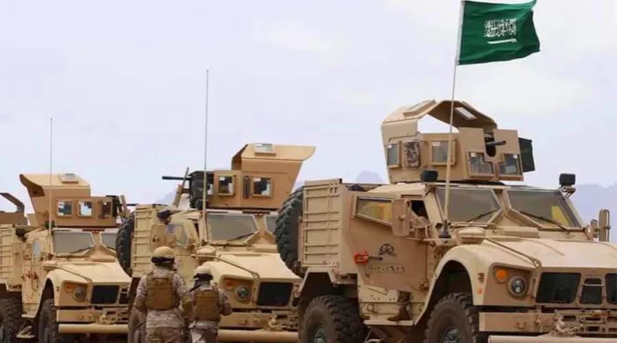 بعد دفعها بتعزيزات كبيرة.. السعودية تفتتح معسكرا في سقطرى