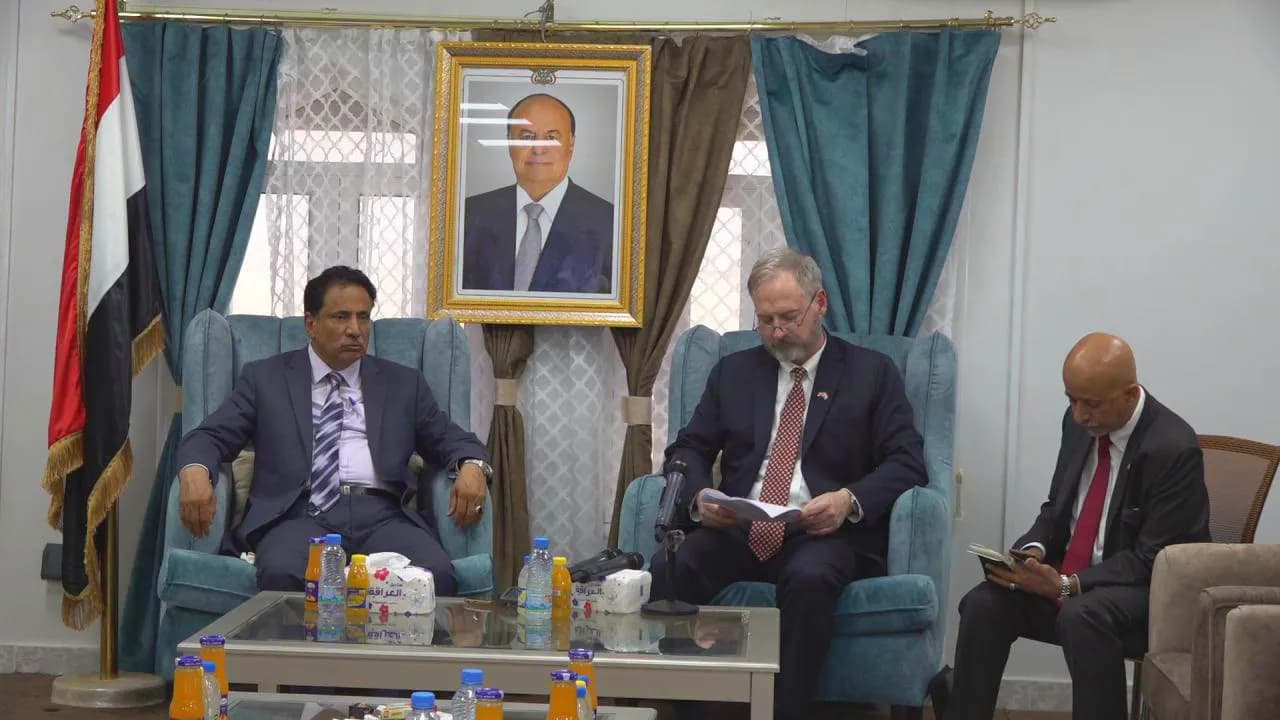 السفير الأمريكي في زيارة مفاجئة إلى محافظة المهرة