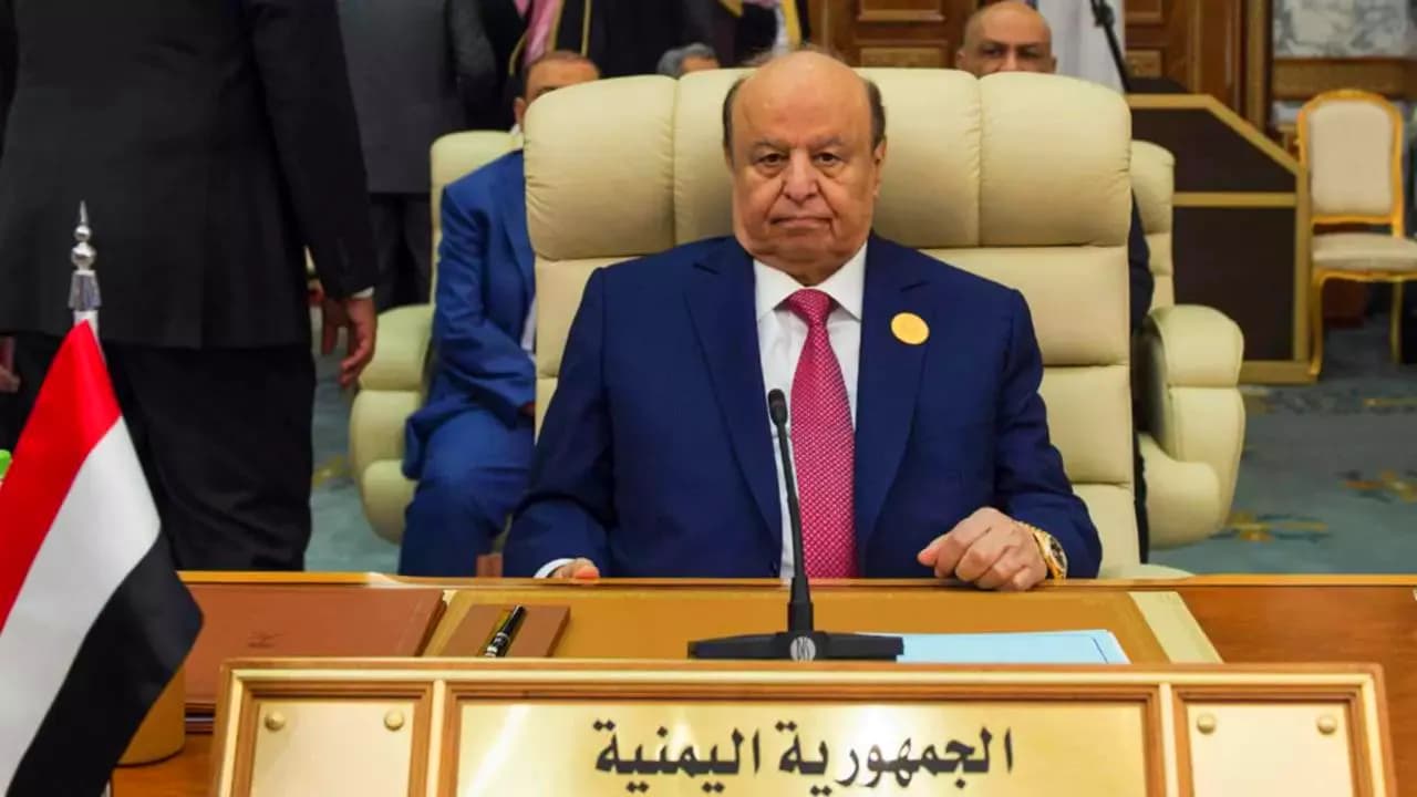 خبير عسكري: التنفيذ الشكلي لاتفاق الرياض سيزيح الرئيس هادي من المشهد السياسي