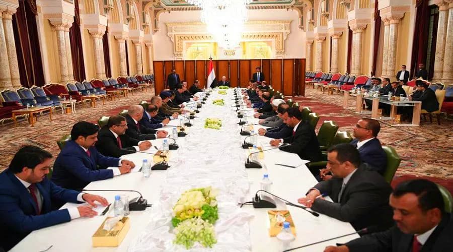 الرئيس هادي: أولويات الحكومة مواجهة التحديات الاقتصادية وتعزيز إيرادات الدولة