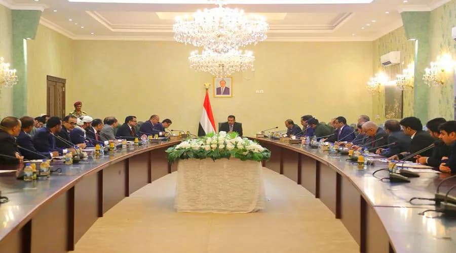 بعد يوم دام.. الحكومة تعقد أول اجتماعاتها في عدن