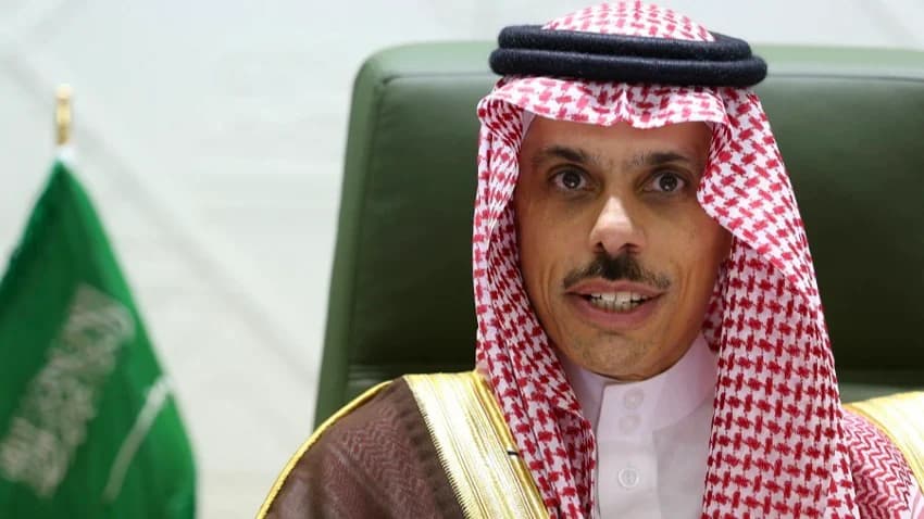 السعودية تعلن مبادرة لإنهاء حرب اليمن.. والحوثيون والحكومة يعلنان موقفهما