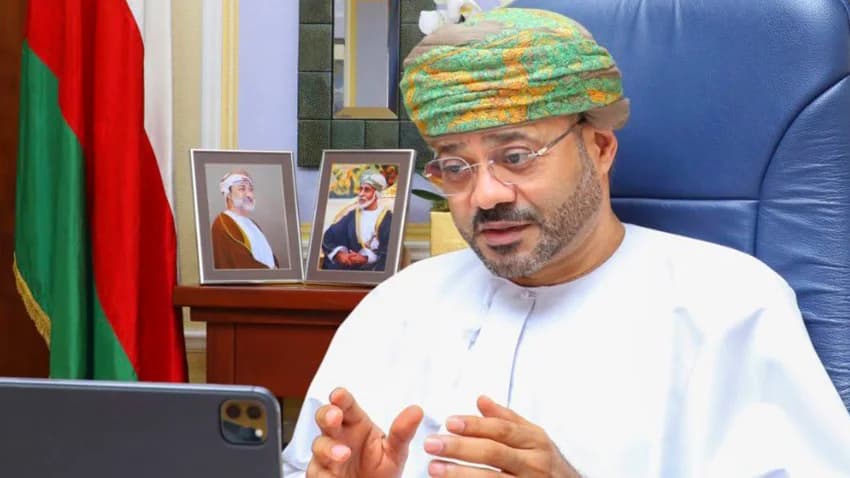 وزير الخارجية العماني يبحث مع وفد مليشيا الحوثي جهود الحل السياسي